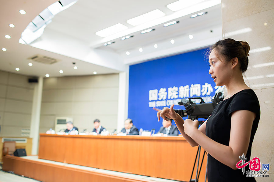 國新辦新聞發布會首次配備手語翻譯[組圖]